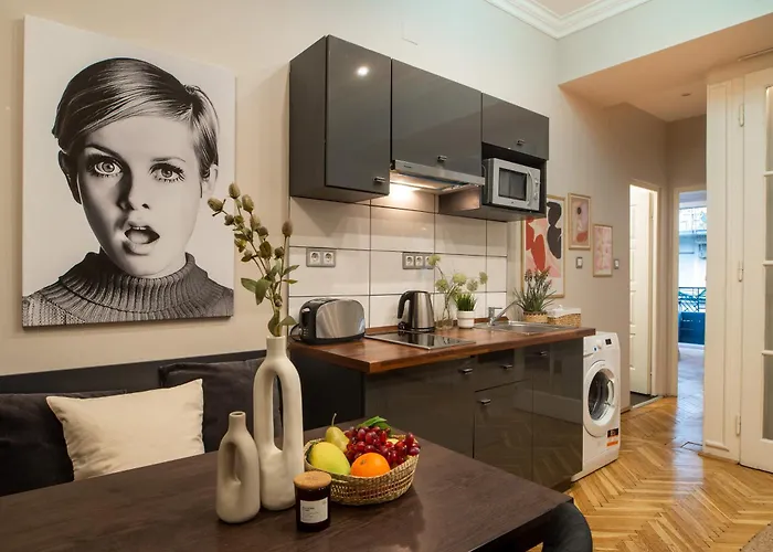 Super Central Cosy 3Br Near Newyork Cafe With Balcony