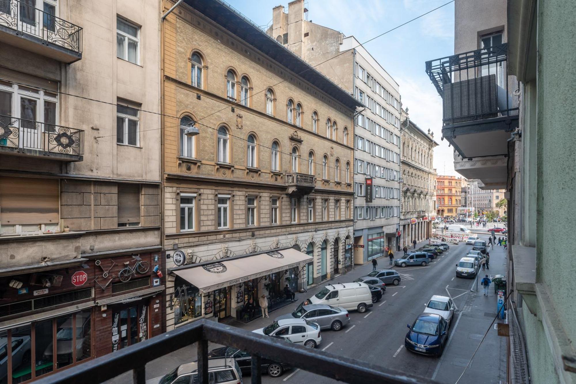 Super Cosy 3br Near Newyork Cafe With Balcony Boedapest