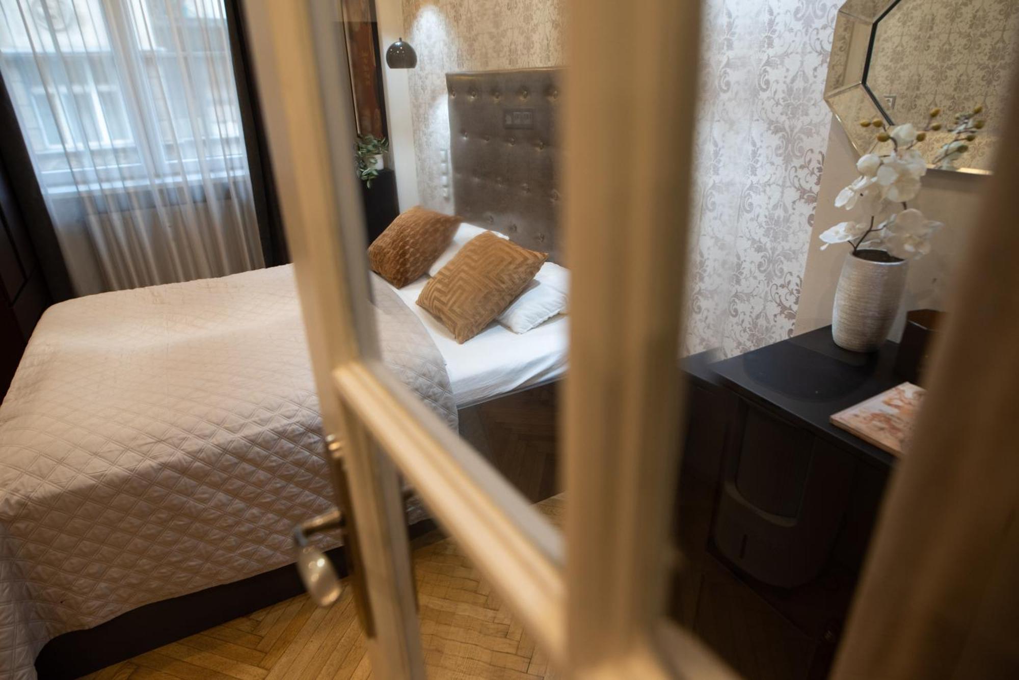 Super Cosy 3br Near Newyork Cafe With Balcony Appartement Boedapest