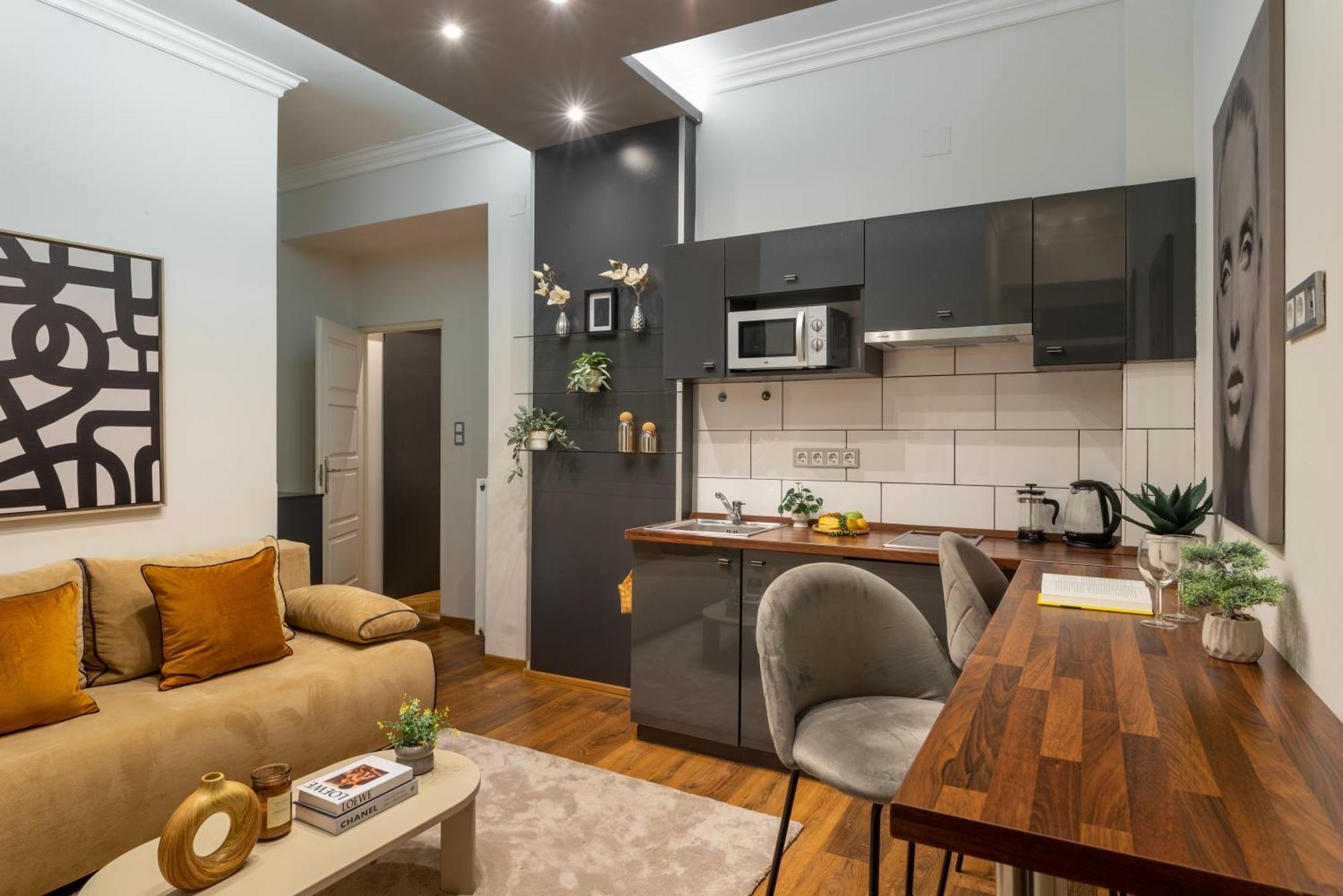 Super Cosy 3br Near Newyork Cafe With Balcony Apartment